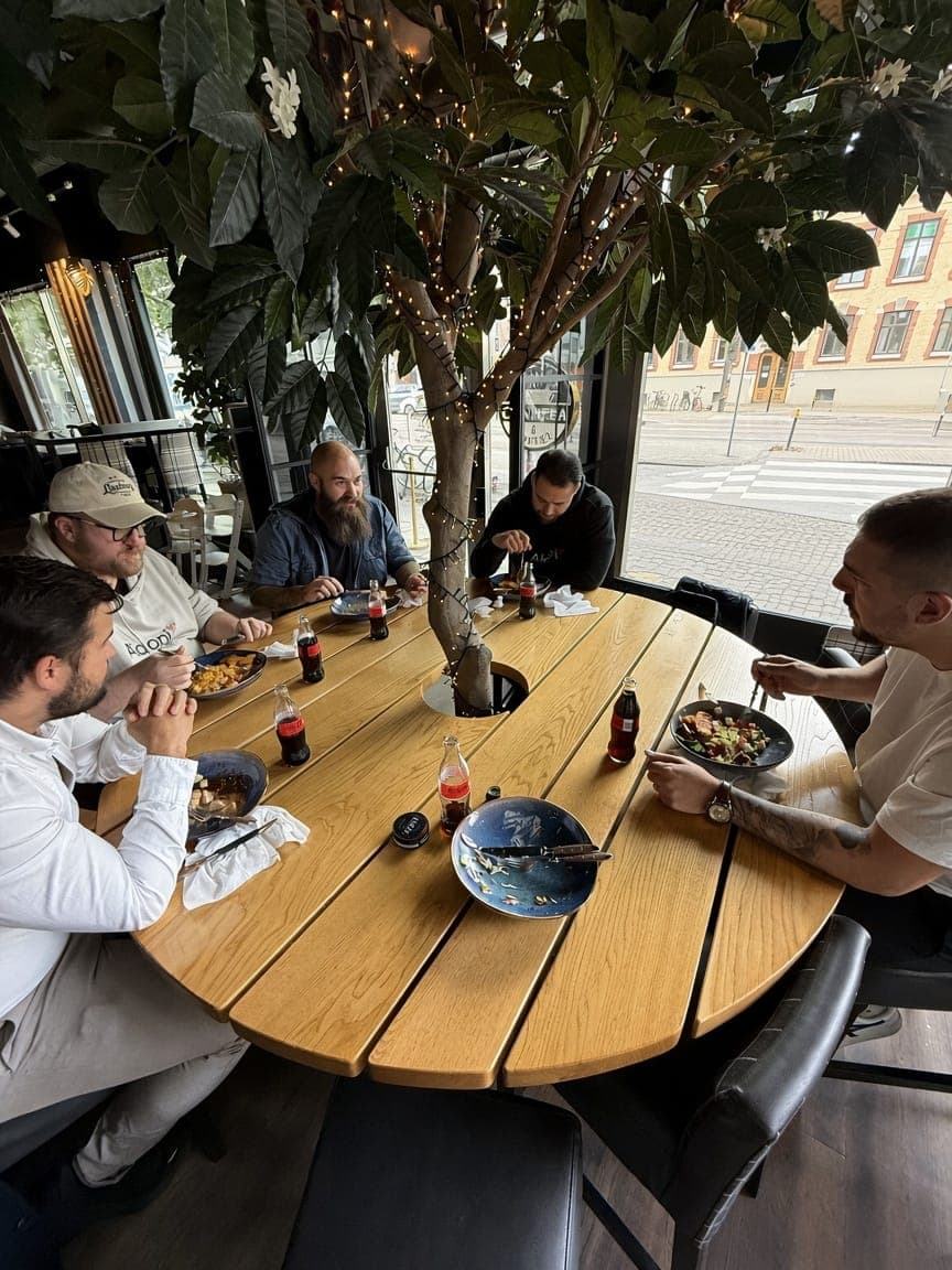 Aidoni-kollegor äter lunch tillsammans